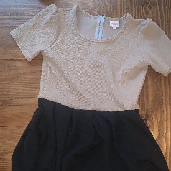 LuLaRoe Dresses & Skirts - LuLaRoe Amelia Dress- Size Large